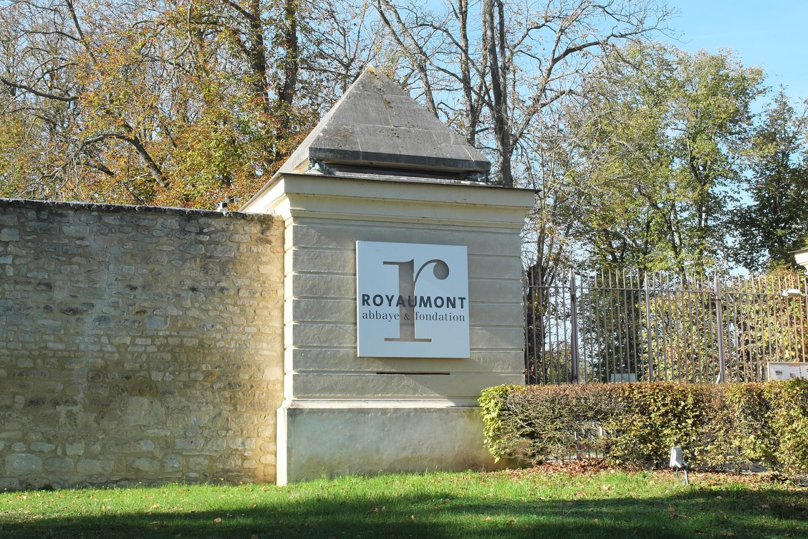 Explore a Abbaye de Royaumont: um tesouro cultural na França - Viarmes | Secret World Trip Planner