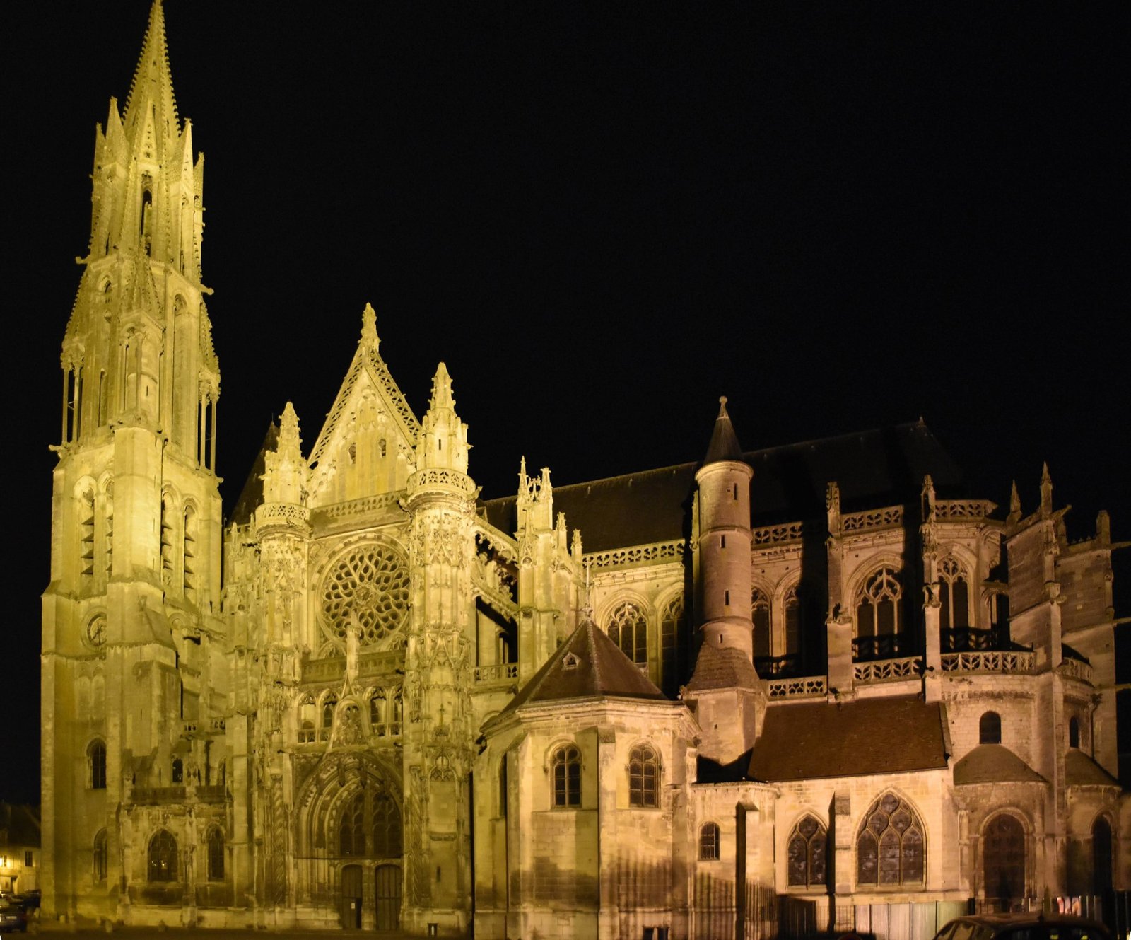 サンリス大聖堂を発見：イル＝ド＝フランスの宝石 - Senlis | Secret World Trip Planner