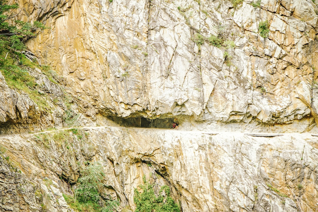 Entdecken Sie die Magie der Cascade de la Billaude in Frankreich - Le Frasnois | Secret World Trip Planner