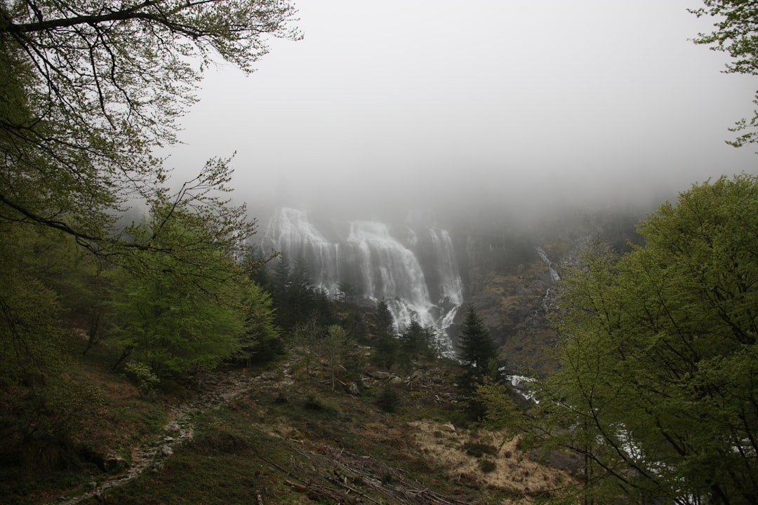Découvrez la magie des Cascade de la Billaude en France - Le Frasnois | Secret World Trip Planner