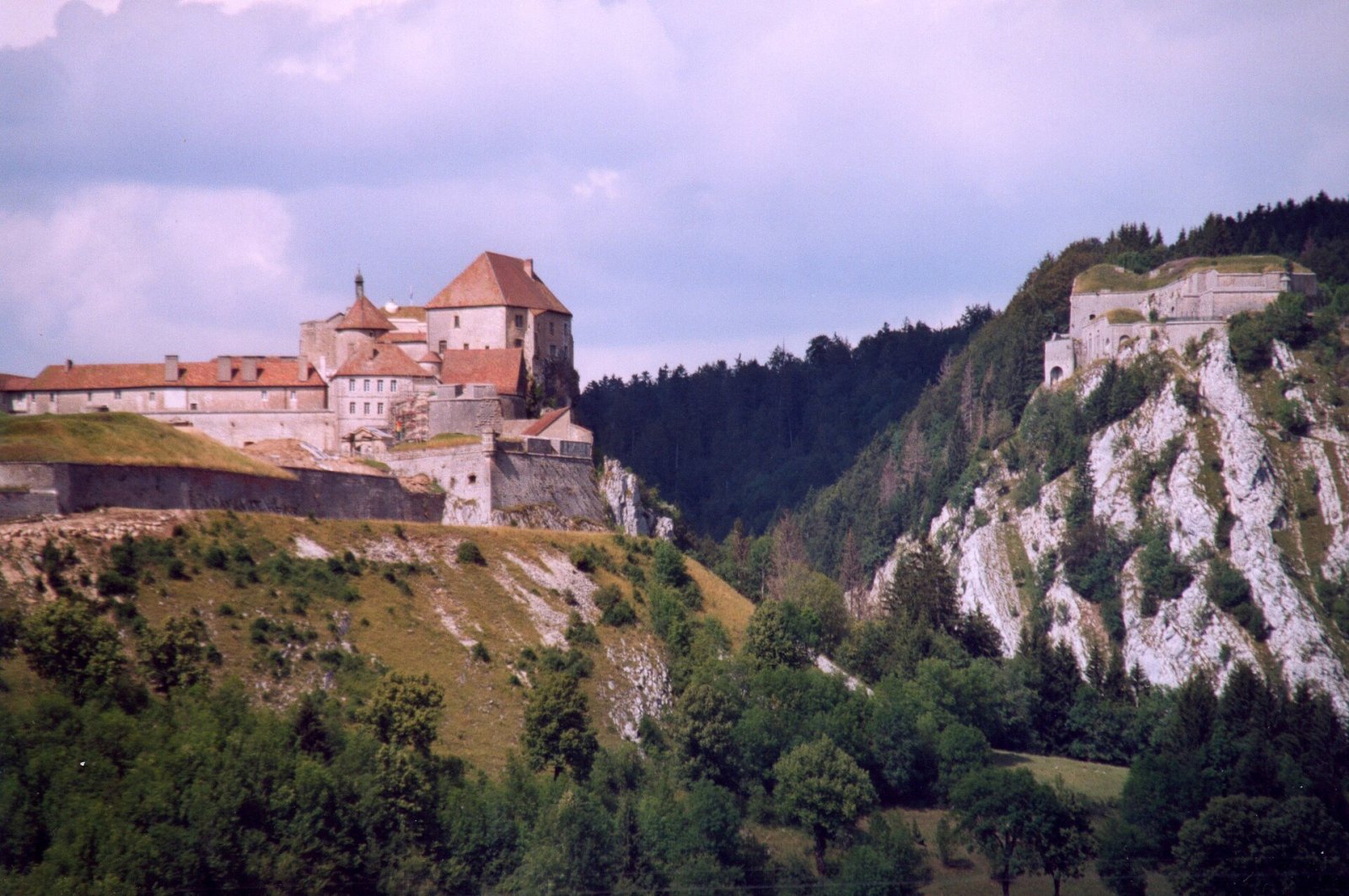 Château de Joux: Un Viaje a la Historia de Bourgogne-Franche-Comté - La Cluse-et-Mijoux | Secret World Trip Planner
