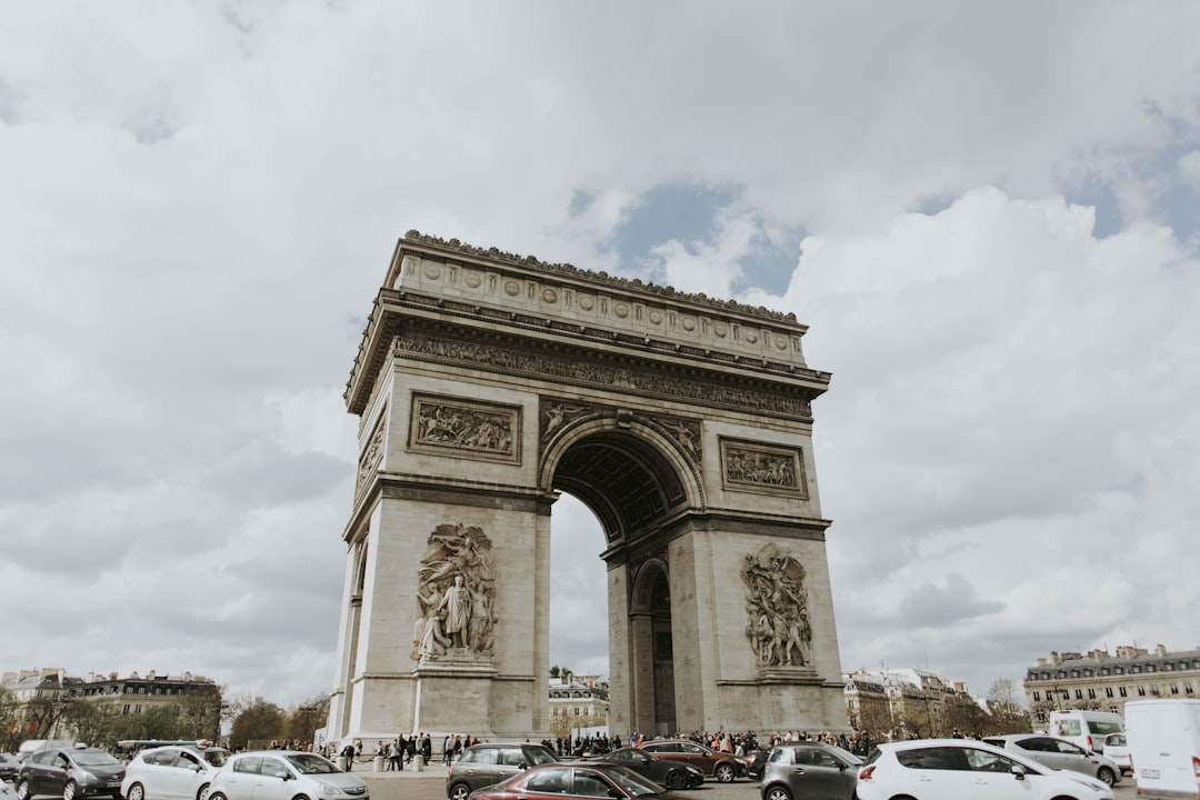 Descubre el Arco de Triunfo: Historia y Belleza de París - Paris | Secret World Trip Planner