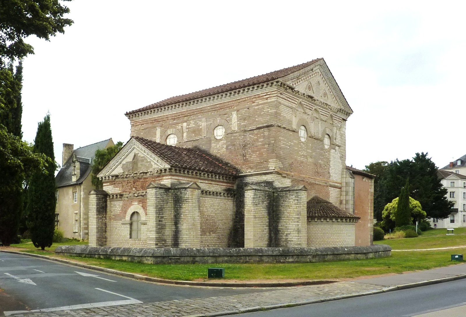 Scopri il Baptistère Saint-Jean de Poitiers: Storia e Bellezza - Poitiers | Secret World Trip Planner