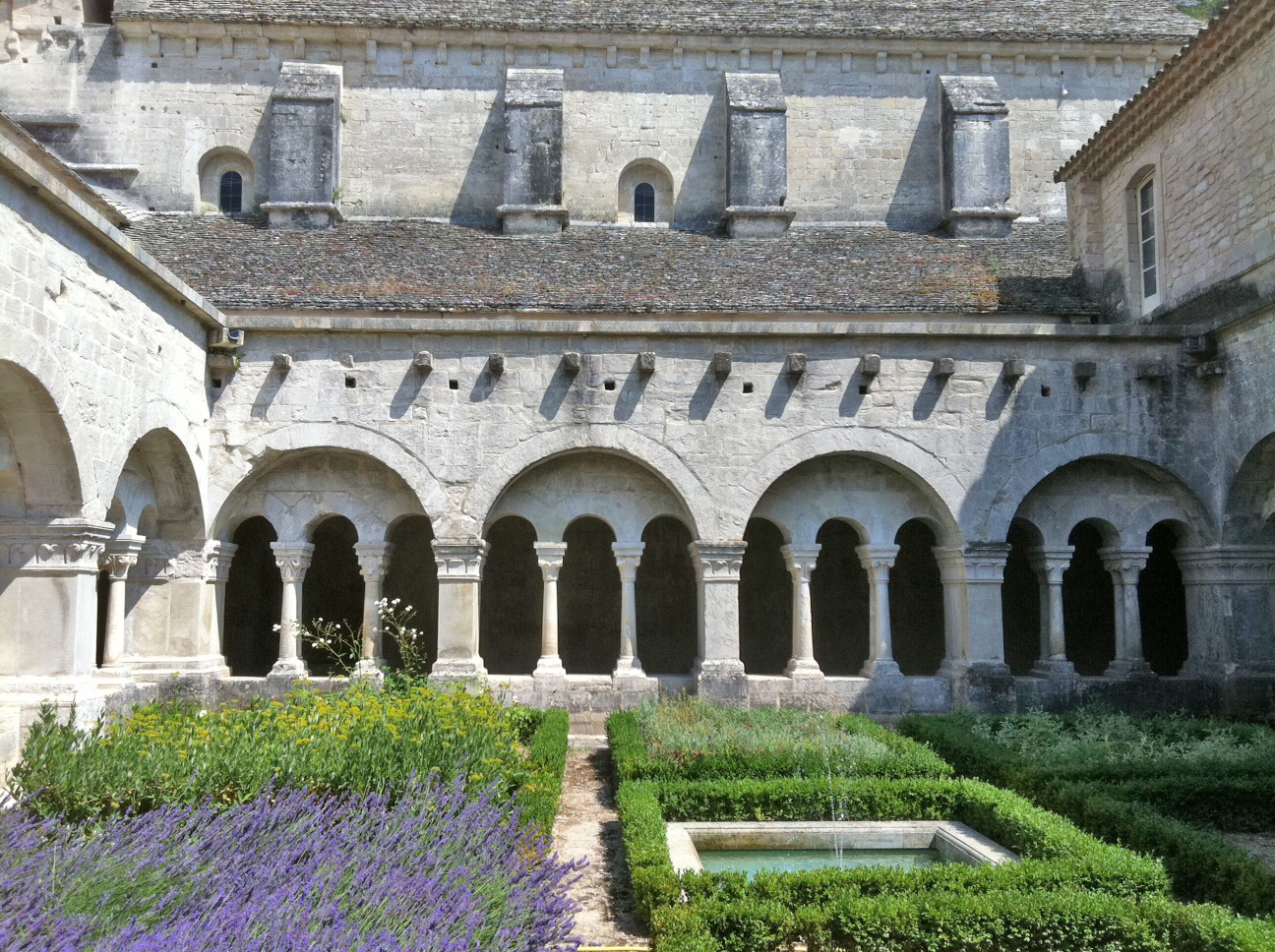 探索塞南克修道院：普罗旺斯的瑰宝 - Gordes | Secret World Trip Planner