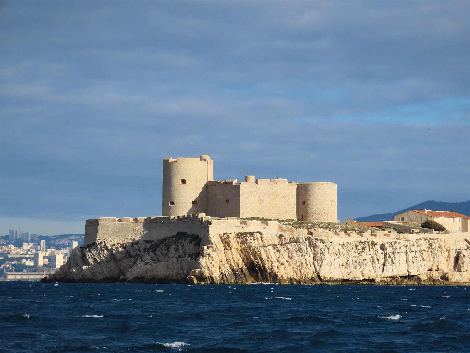 Entdecken Sie den Charme des Château d'If in Marseille - Marseille | Secret World Trip Planner