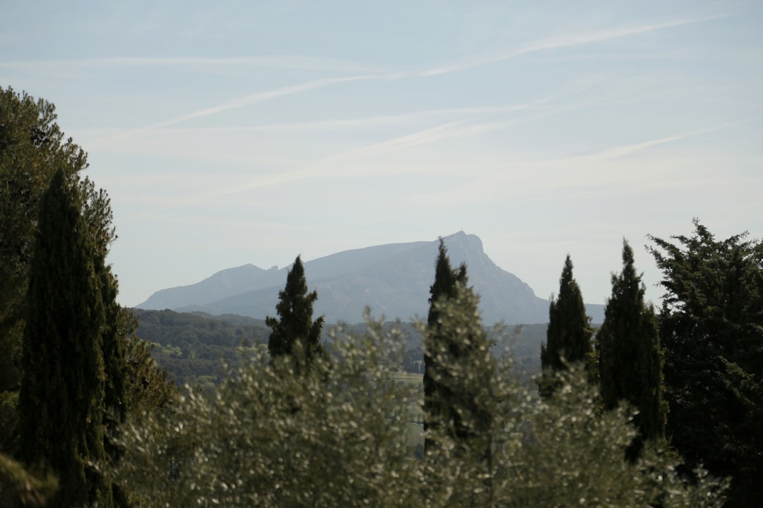 Montagne Sainte-Victoire: um tesouro natural na Provença - Vauvenargues | Secret World Trip Planner