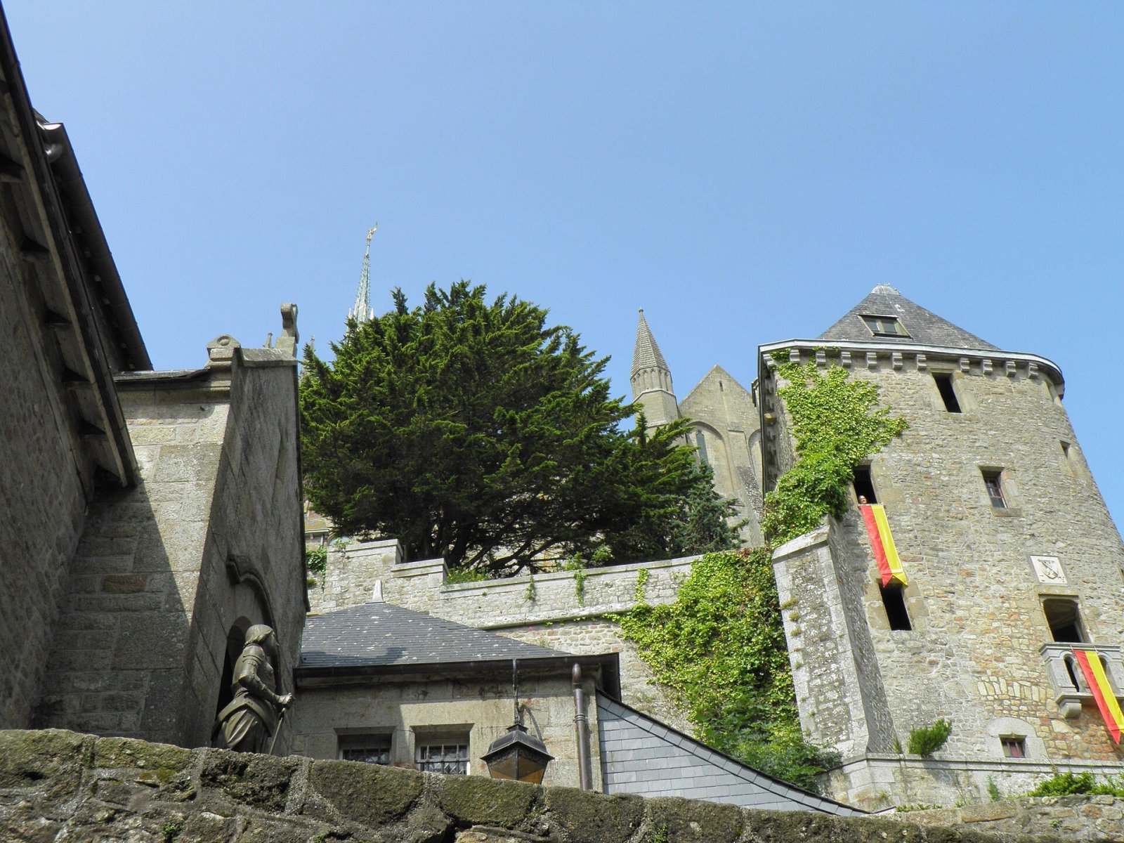 Visite a Abbaye du Mont-Saint-Michel: uma joia da Normandia - Nogent-le-Roi | Secret World Trip Planner