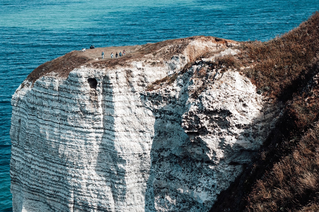エトルタを発見：ノルマンディーの息をのむ崖 - Étretat | Secret World Trip Planner