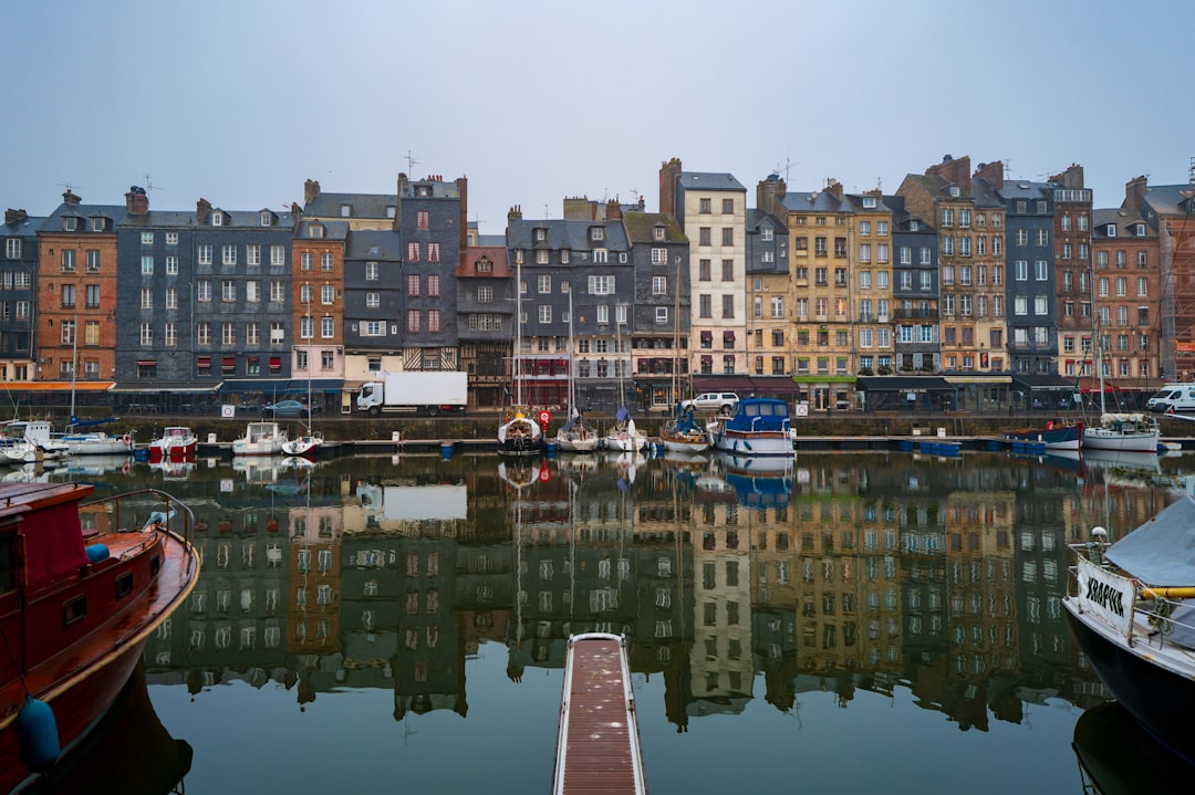 Erkunden Sie Honfleur Vieux Port: Geschichte und Schönheiten der Normandie - Honfleur | Secret World Trip Planner