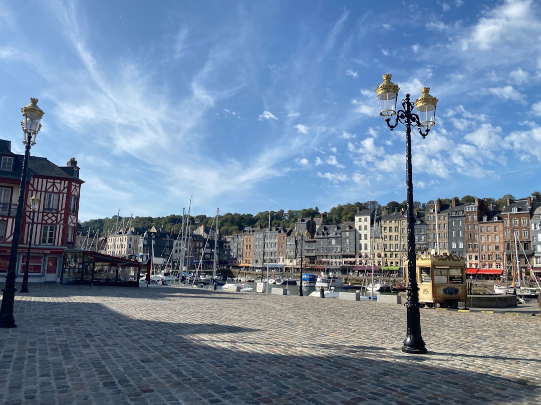 Исследуйте старый порт Онфлера: история и красоты Нормандии - Honfleur | Secret World Trip Planner