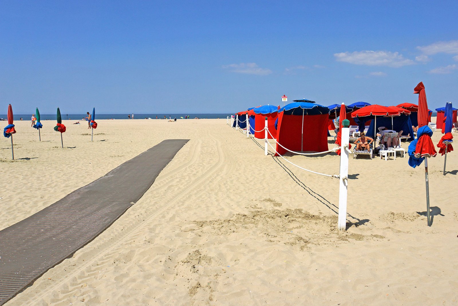 Пляж Довиля: Уголок рая в Нормандии - Deauville | Secret World Trip Planner