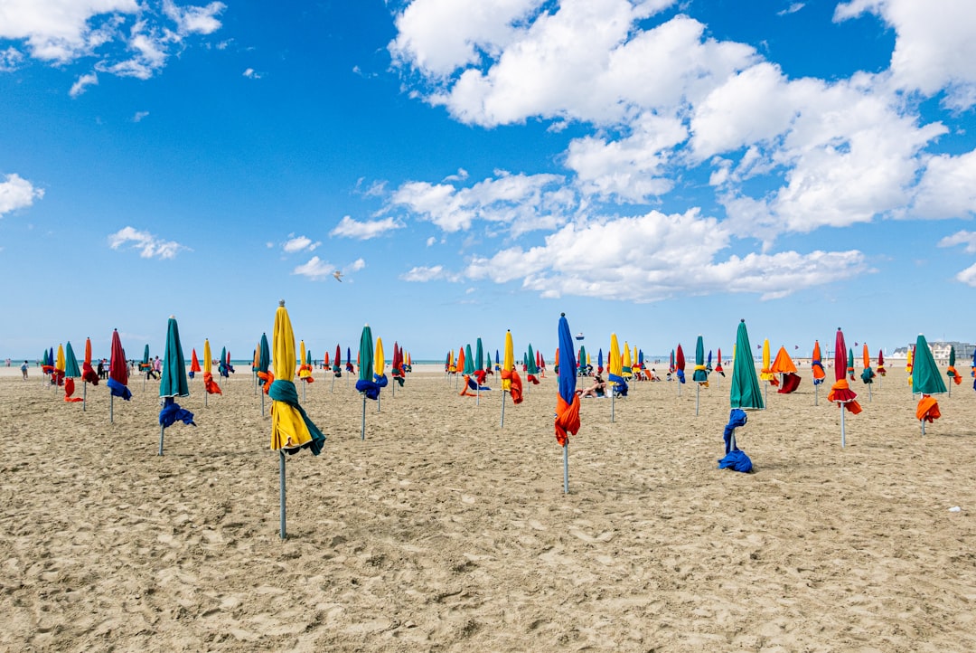 Пляж Довиля: Уголок рая в Нормандии - Deauville | Secret World Trip Planner