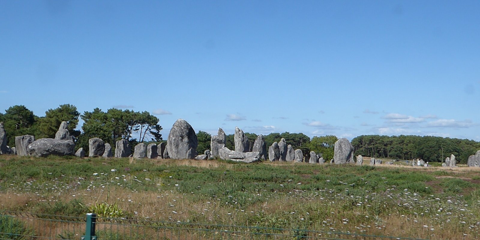 Explorando os Menires de Carnac: História e Mistério na Bretanha - Saint-Fargeau | Secret World Trip Planner