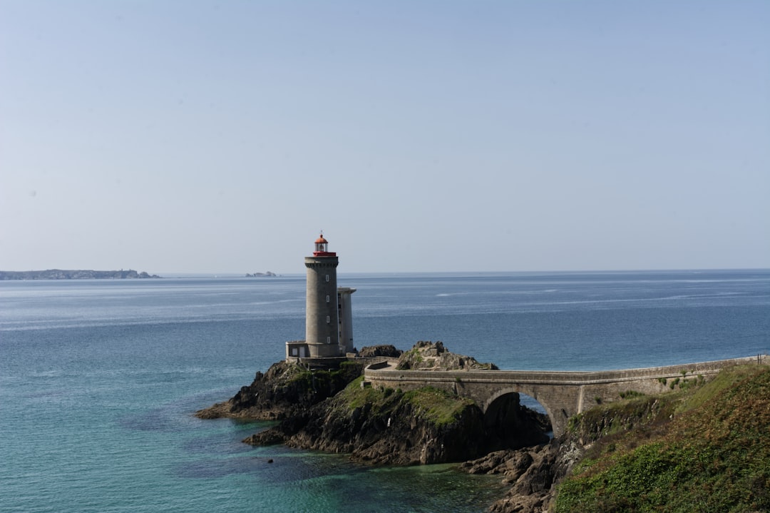 Scopri il Faro di Sein: un gioiello della Bretagna - Châteauvillain | Secret World Trip Planner