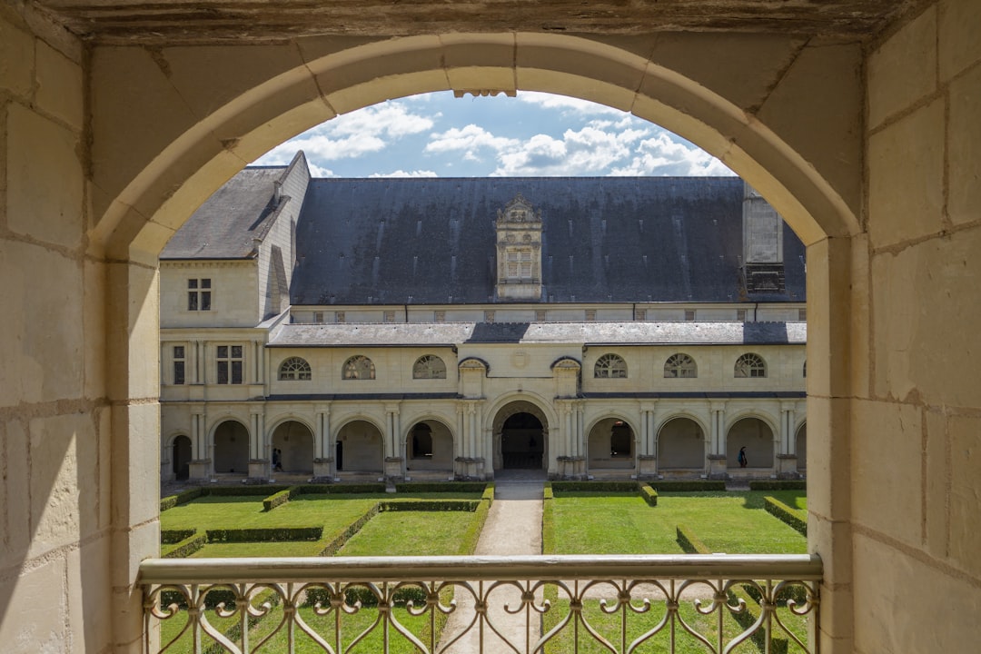 Visite a Abbaye de Fontevraud: um tesouro cultural na França - Fontevraud-l'Abbaye | Secret World Trip Planner