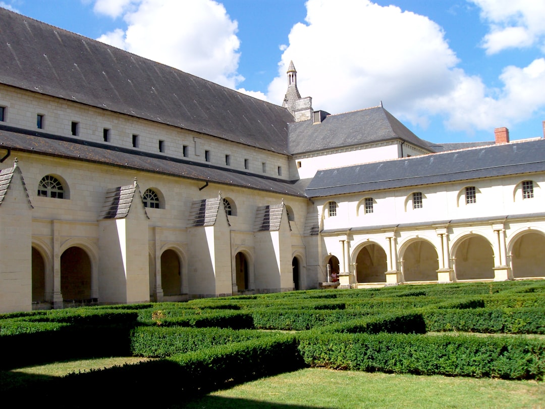 Visite a Abbaye de Fontevraud: um tesouro cultural na França - Fontevraud-l'Abbaye | Secret World Trip Planner