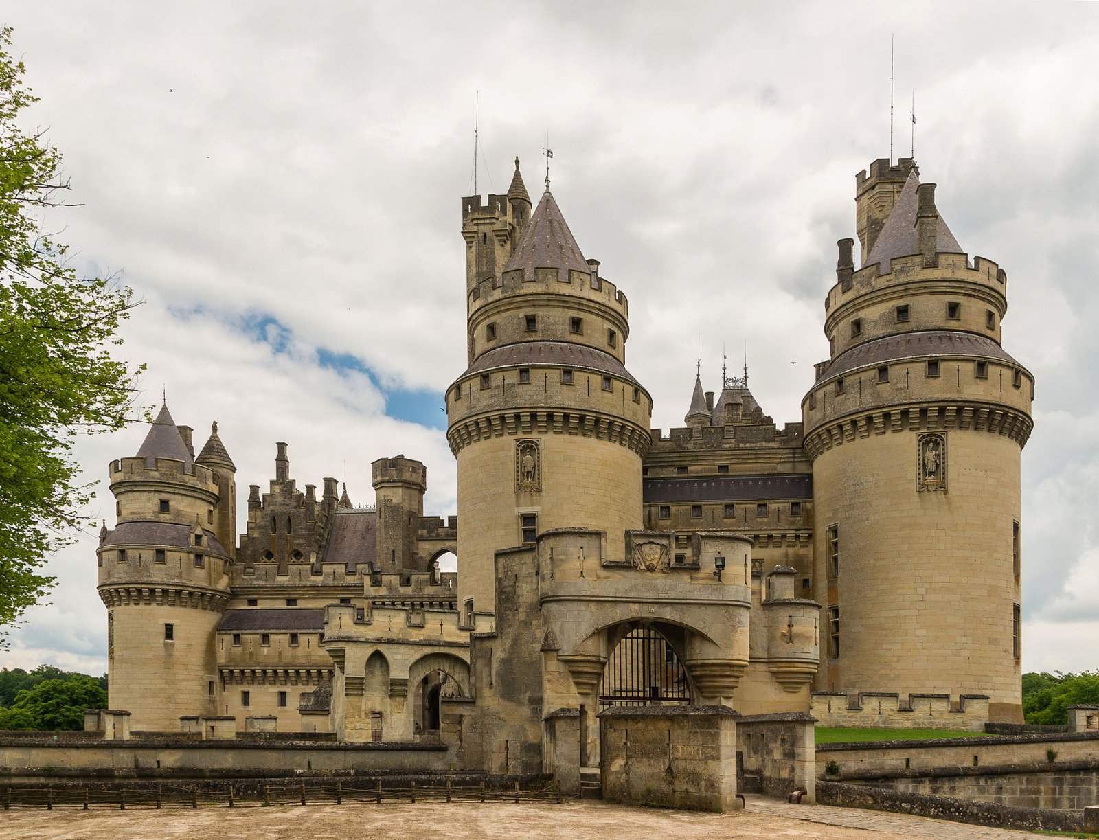 Descubre el encanto del Château de Pierrefonds en Occitania - Pierrefonds | Secret World Trip Planner
