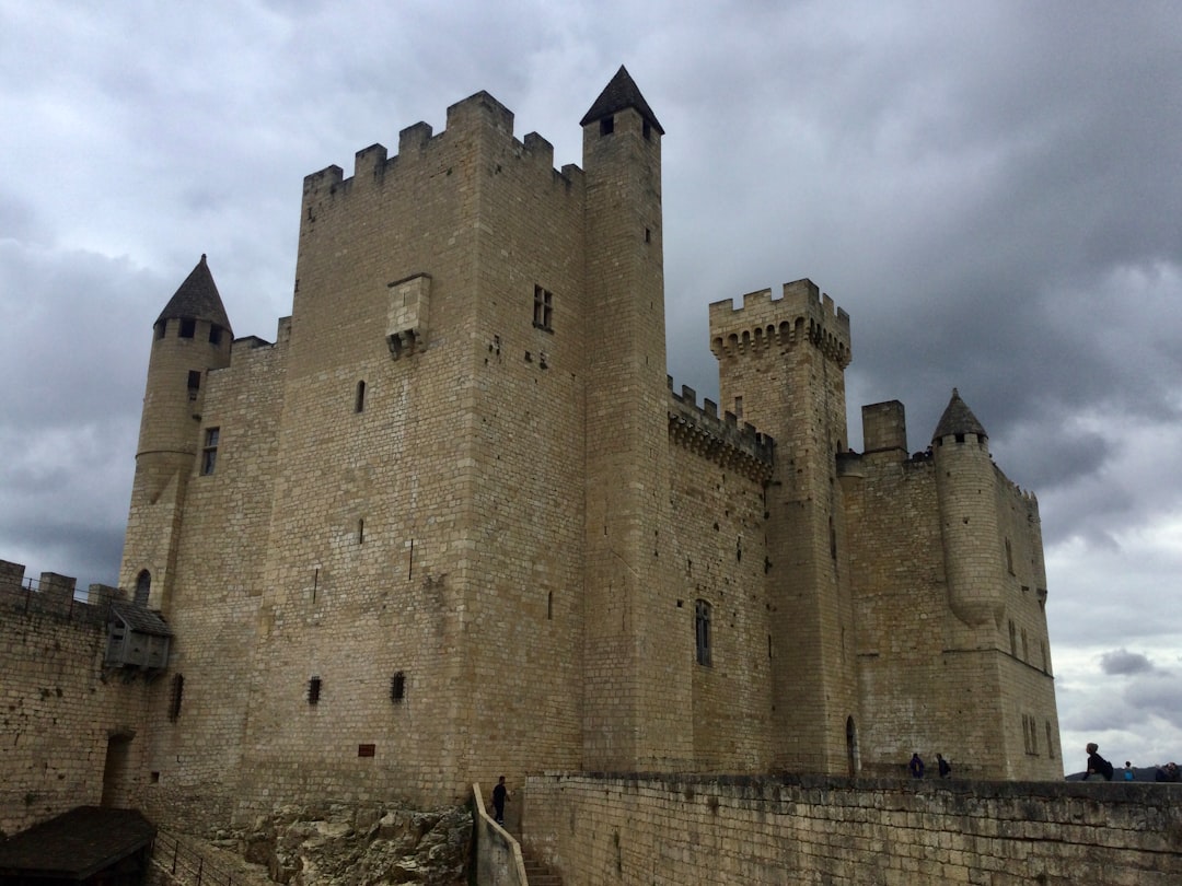 Entdecken Sie den Charme des Château de Beynac in Frankreich - Vézac | Secret World Trip Planner