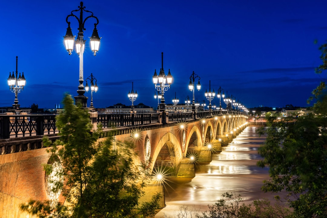 Découvrez le Pont de Pierre de Bordeaux : Histoire et Beauté - Saint-Germain-et-Mons | Secret World Trip Planner
