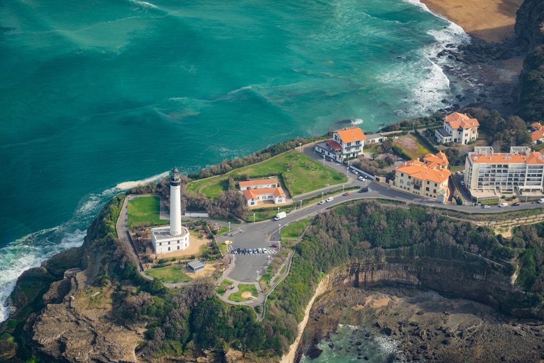 Descubra o Farol de Biarritz: uma joia da Nouvelle-Aquitaine - Montlaur | Secret World Trip Planner