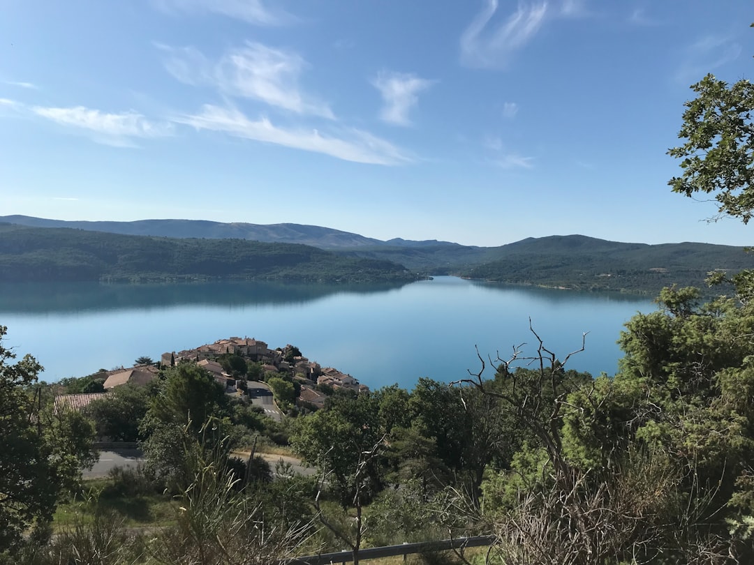 Lac de Guerlédan : un coin de nature en Bretagne - Chéroy | Secret World Trip Planner