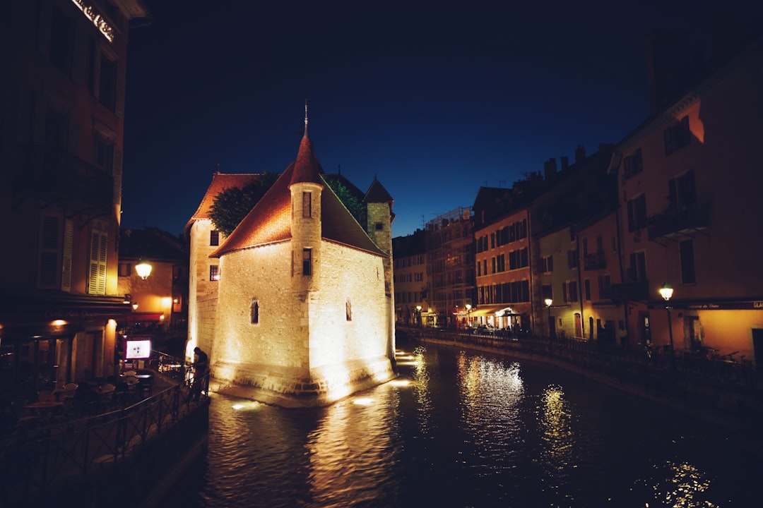 Entdecken Sie die Altstadt von Annecy: Geschichte und verborgene Schönheiten - Annecy | Secret World Trip Planner