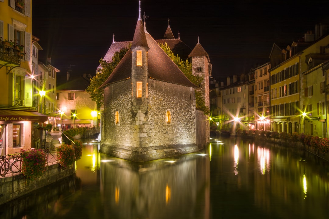 Découvrez la Vieille Ville d'Annecy : histoire et beautés cachées - Annecy | Secret World Trip Planner