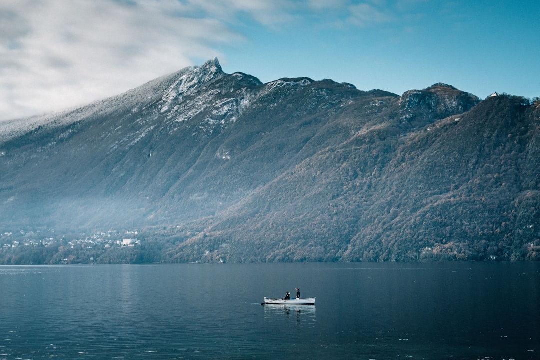 Lac du Bourget: Un gioiello naturale ad Aix-les-Bains - La Chapelle-du-Mont-du-Chat | Secret World Trip Planner