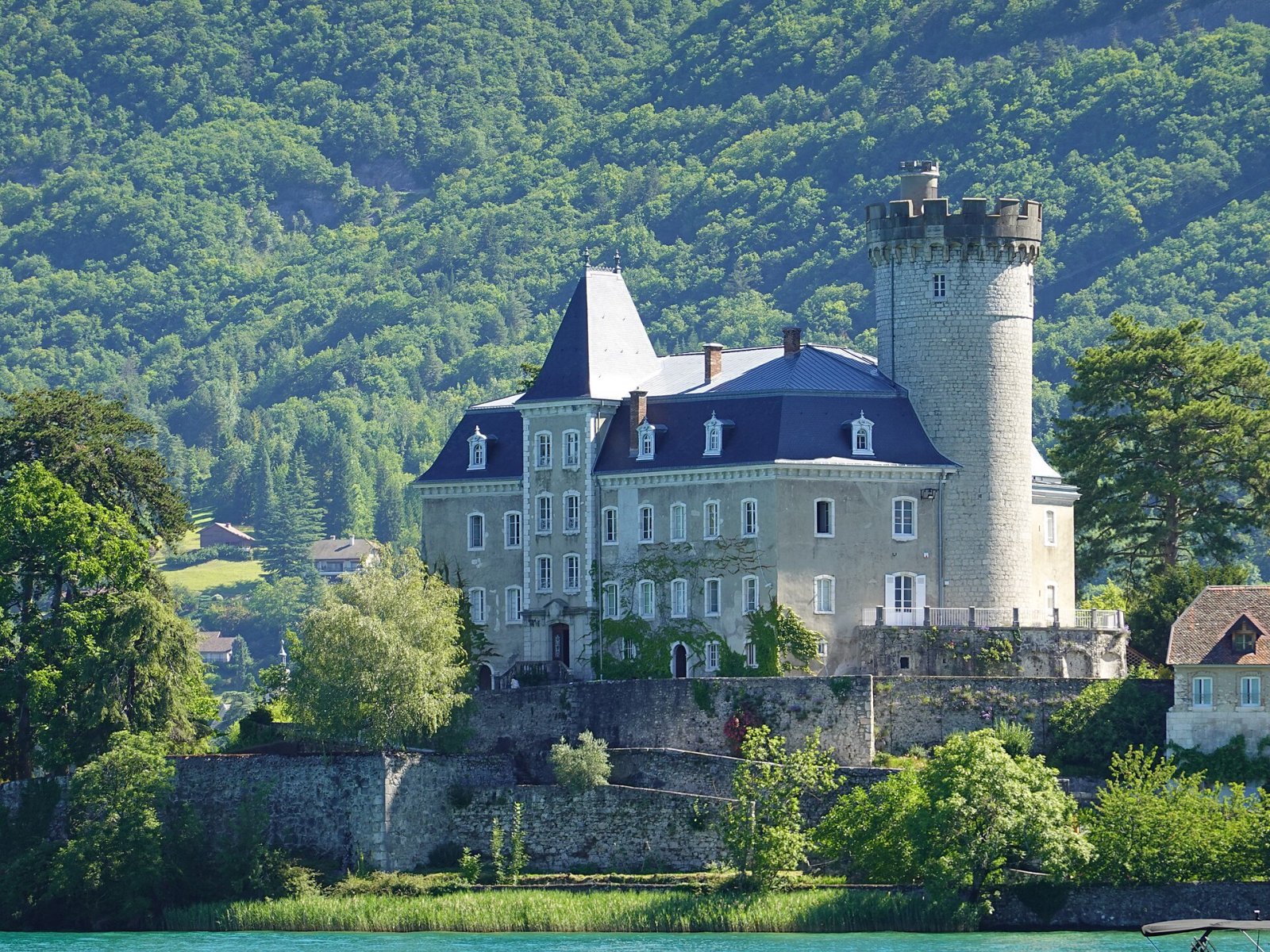 Scopri il fascino del Château de Duingt in Francia - Duingt | Secret World Trip Planner