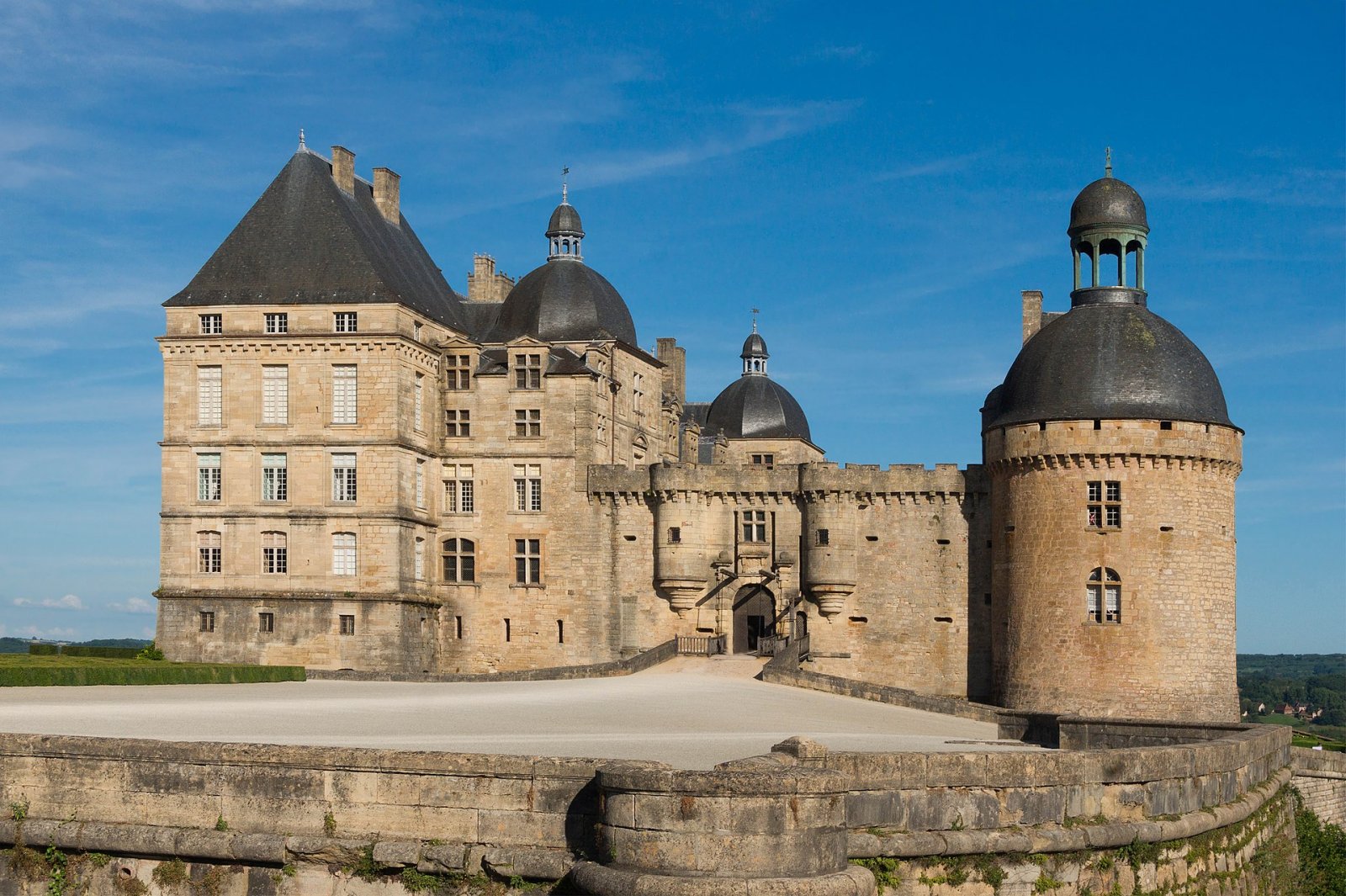 Descubre el Château de Hautefort: un tesoro de Nouvelle-Aquitaine - Hautefort | Secret World Trip Planner