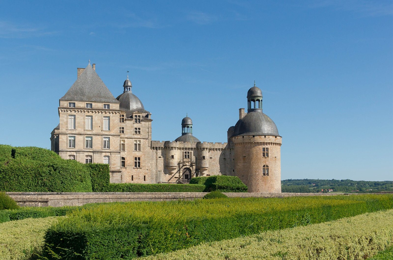 Descubra o Château de Hautefort: um tesouro da Nouvelle-Aquitaine - Hautefort | Secret World Trip Planner