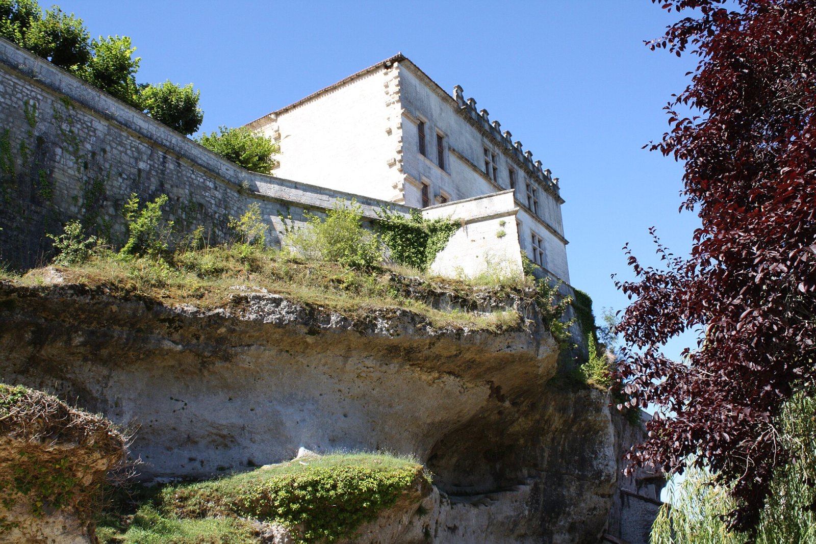 Entdecken Sie den Charme des Château de Bourdeilles in Frankreich - Bourdeilles | Secret World Trip Planner