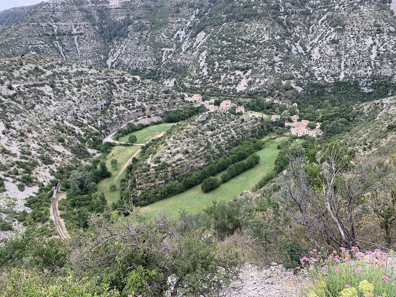 Открытие Cirque de Navacelles: природное сокровище во Франции - Saint-Maurice-Navacelles | Secret World Trip Planner