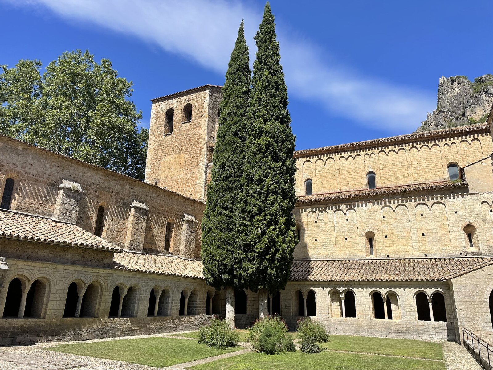 Entdecken Sie Saint-Guilhem-le-Désert: Ein mittelalterliches Juwel in Okzitanien - Puéchabon | Secret World Trip Planner