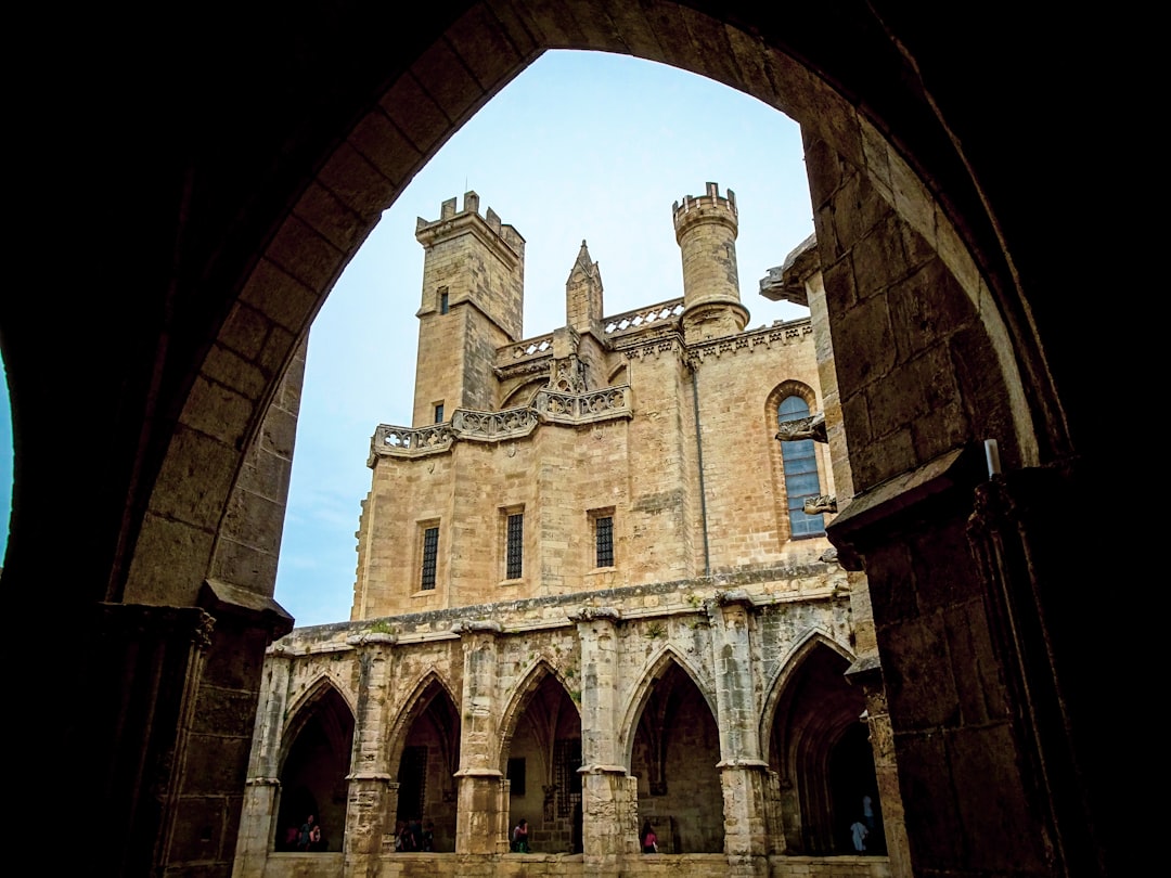 探索贝济耶的圣纳泽尔大教堂：奥克西塔尼的瑰宝 - Béziers | Secret World Trip Planner