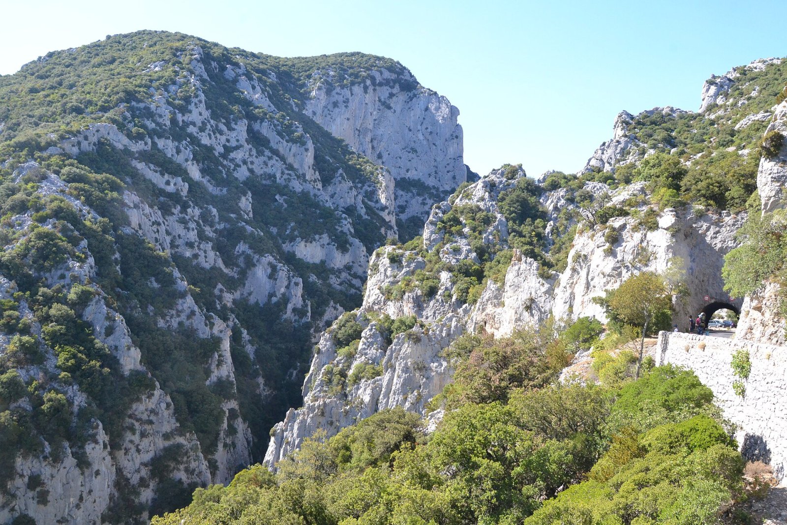 Entdecken Sie die Gorges de Galamus: ein Naturjuwel in Occitanie - Saint-Paul-de-Fenouillet | Secret World Trip Planner