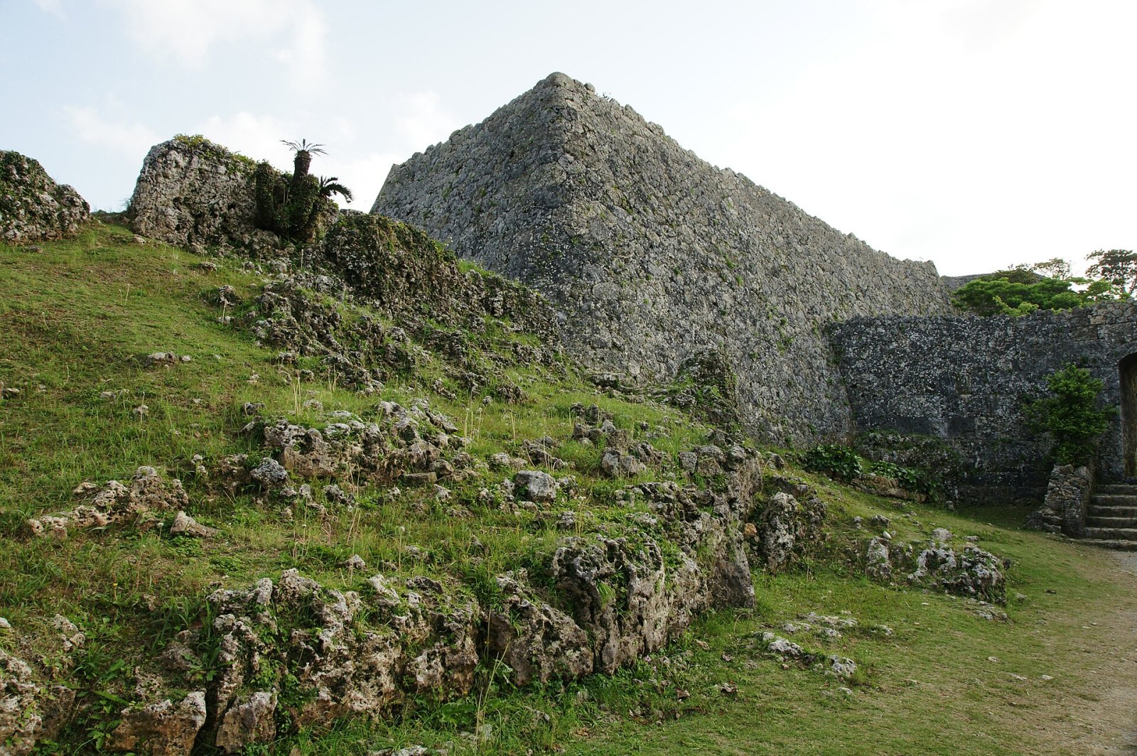 Explorando el Castillo de Nakagusuku: Un Tesoro de Okinawa - Nakagusuku | Secret World Trip Planner