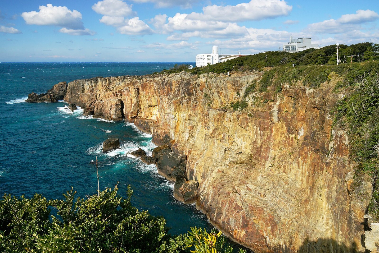 Entdecken Sie die majestätischen Sandanbeki-Klippen in Shirahama - Shirahama | Secret World Trip Planner
