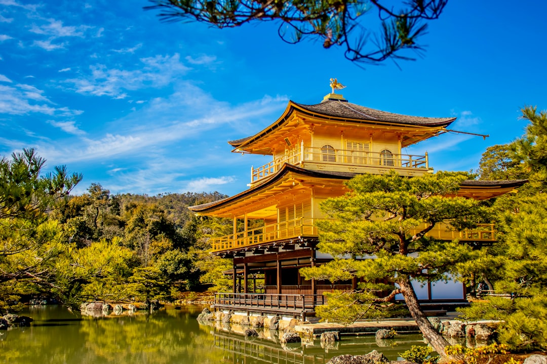 Kinkaku-ji: Der Goldene Pavillon von Kyoto - Kyoto | Secret World Trip Planner