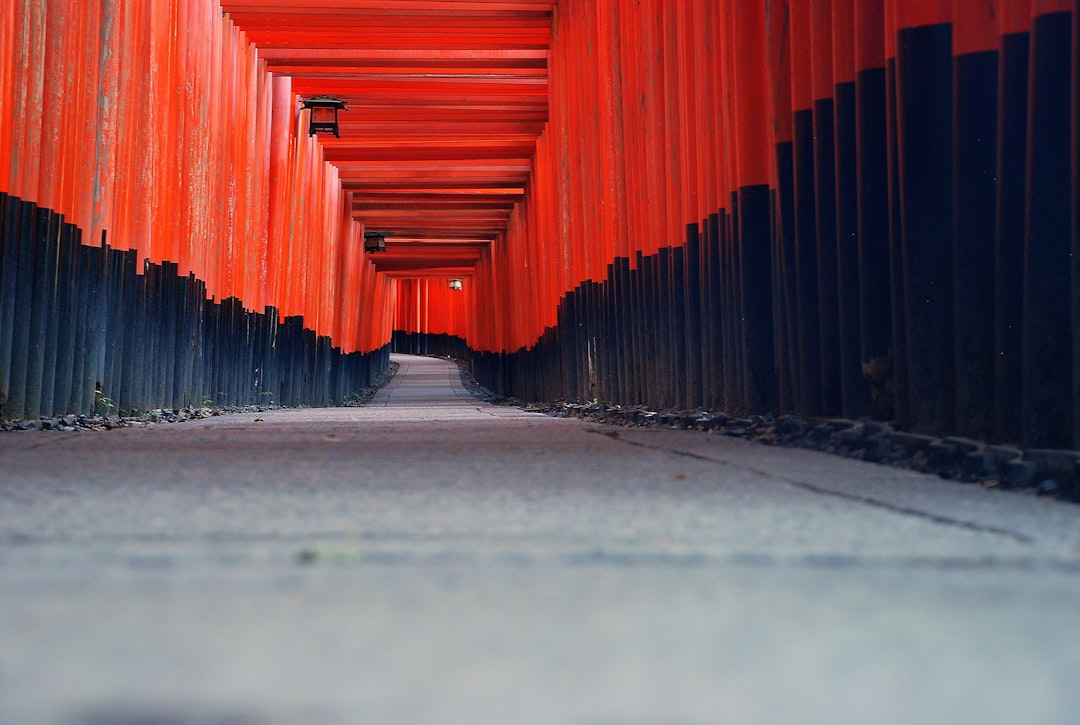 Святилище Фусими Инаари: путешествие в сердце японской культуры - Kyoto | Secret World Trip Planner