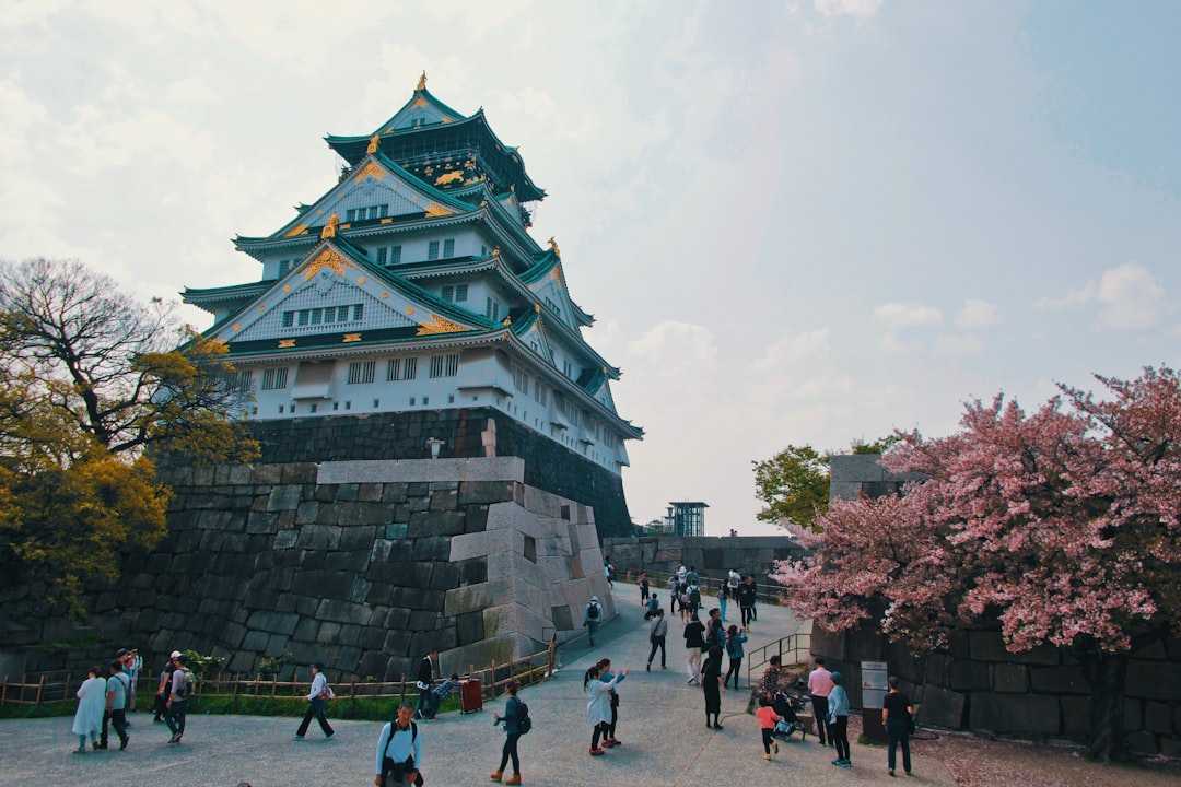Château d'Osaka : Un Voyage dans l'Histoire du Japon - Osaka | Secret World Trip Planner