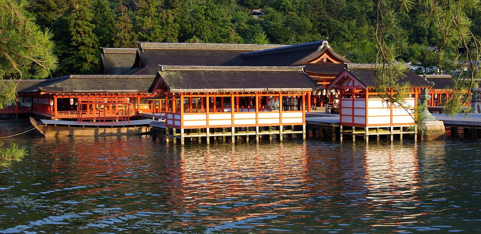 Descubre el Santuario de Itsukushima: un tesoro cultural en Japón - Hatsukaichi | Secret World Trip Planner