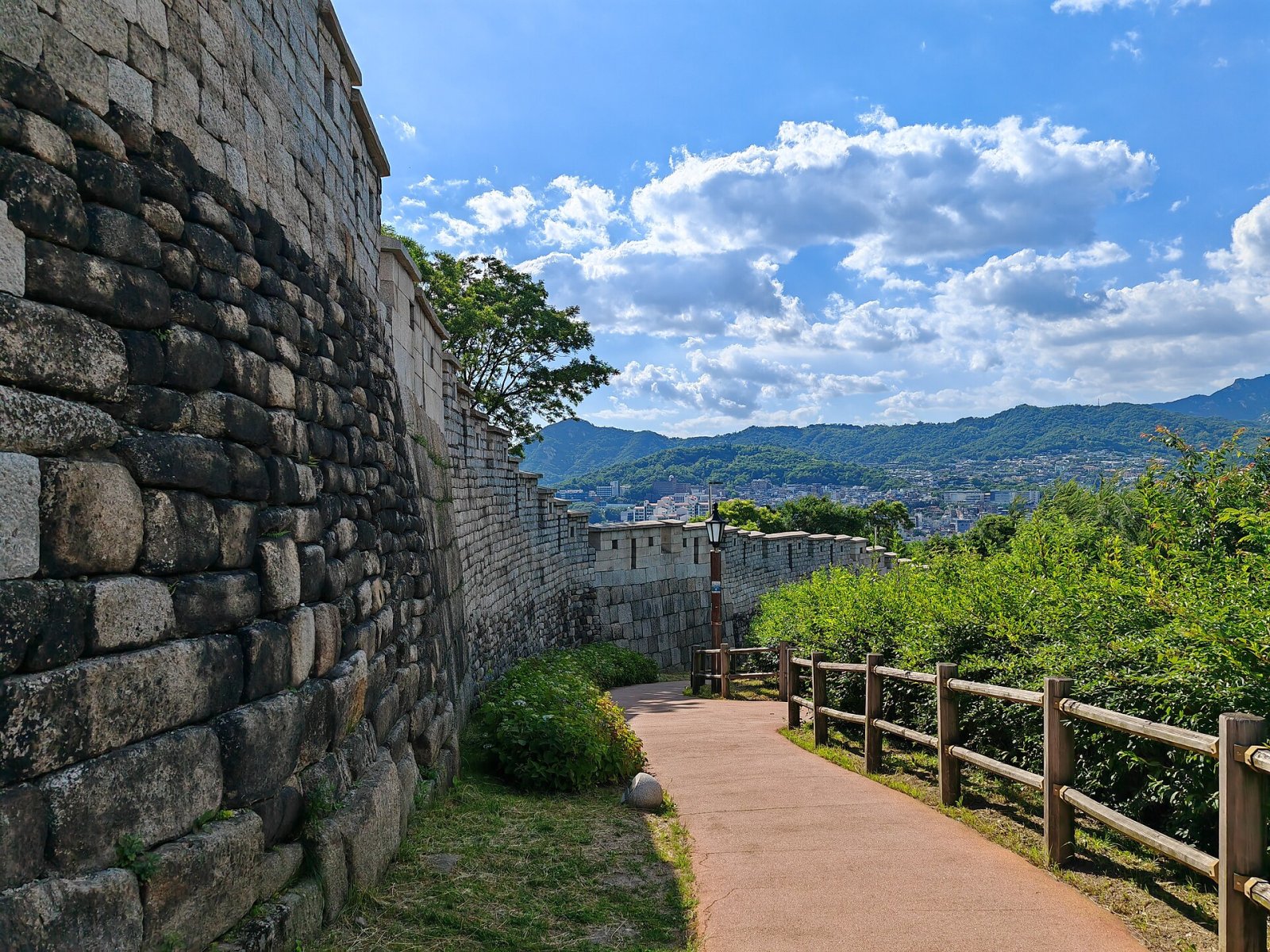 서울 성곽의 역사 발견: 과거로의 여행 - Seongbuk District | Secret World Trip Planner