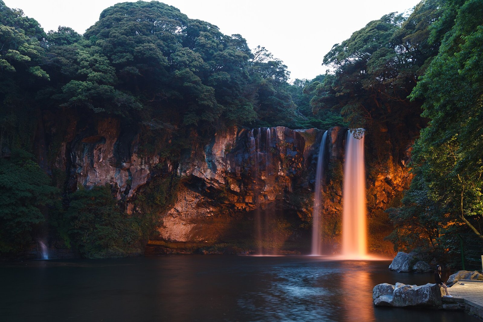 Descubre la maravilla de la Cascada Cheonjiyeon en Jeju - Seogwipo | Secret World Trip Planner