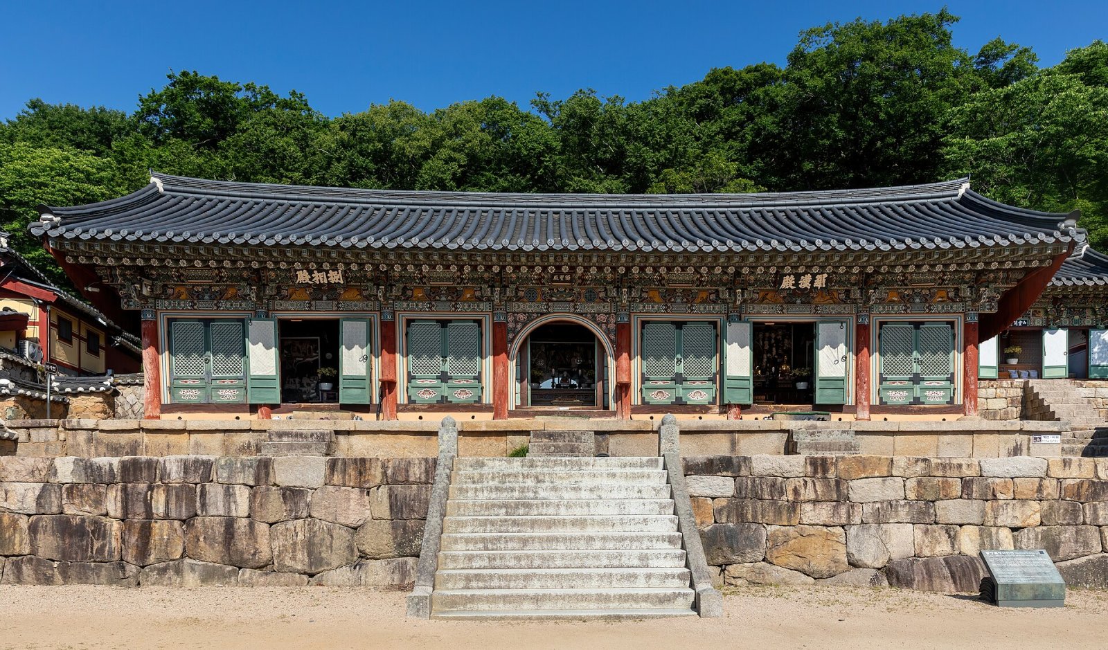 Explorer le temple Beomeosa à Busan : un voyage dans la culture coréenne - 73J5+Q8 Busan | Secret World Trip Planner