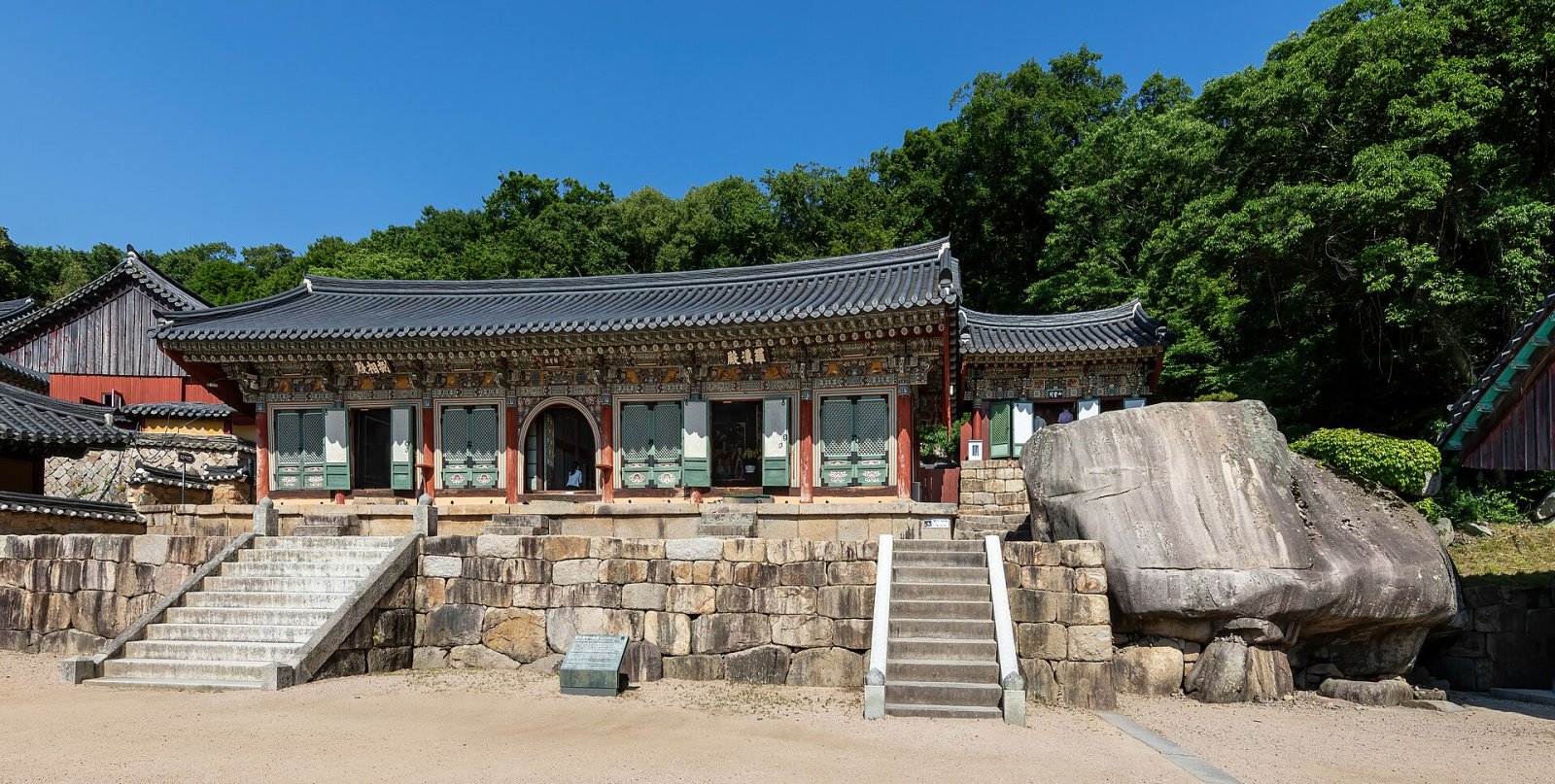 Explorer le temple Beomeosa à Busan : un voyage dans la culture coréenne - 73J5+Q8 Busan | Secret World Trip Planner