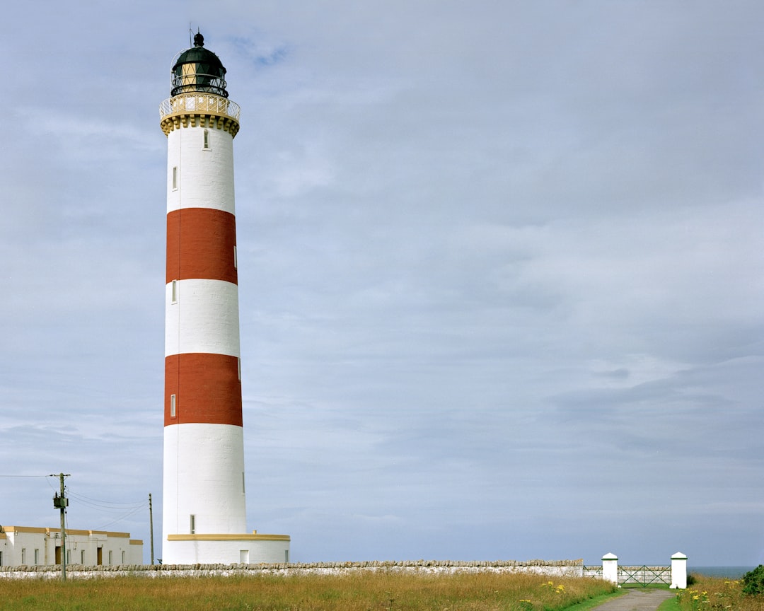 Descubre el Faro de Tarbat Ness: una joya de Escocia - V68F+29 Tain | Secret World Trip Planner