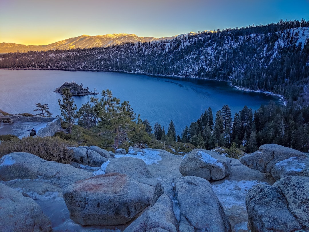 エメラルドベイ州立公園を発見:カリフォルニアの宝石 | Secret World Trip Planner