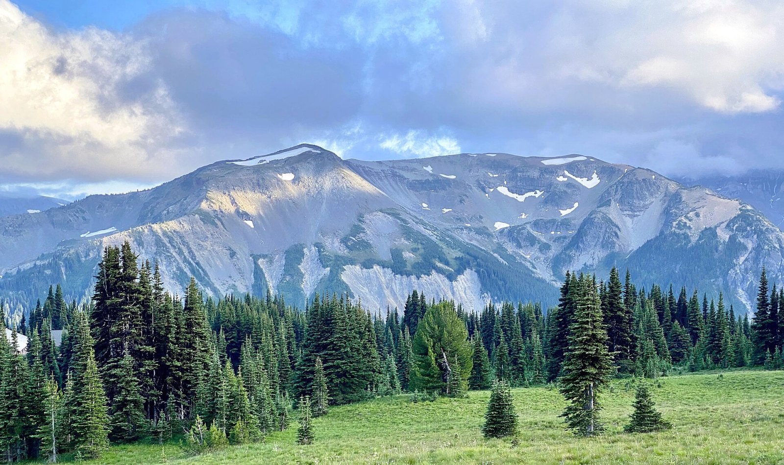 Descubra a deslumbrante beleza do Parque Nacional Mount Rainier | Secret World Trip Planner