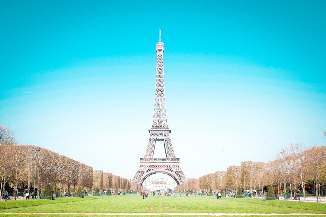 A Magia da Torre Eiffel: Símbolo de Paris - Av. Gustave Eiffel | Secret World Trip Planner
